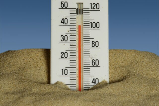 Ein Thermometer im Sand
