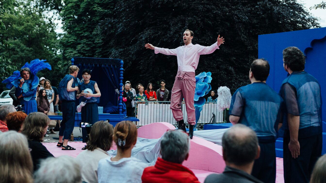 (c) Karolina Horner | Kalinkaphoto
Eine Szene aus der Open-Air-Operette "Indigo und die 23 Räuber*innen".