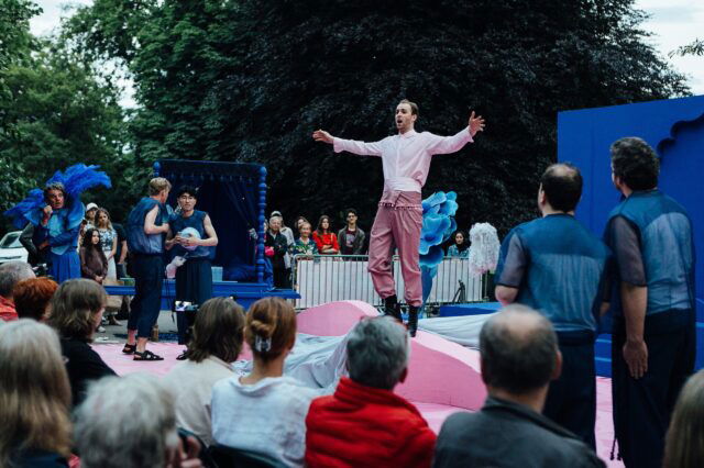 Eine Szene aus der Open-Air-Operette "Indigo und die 23 Räuber*innen".