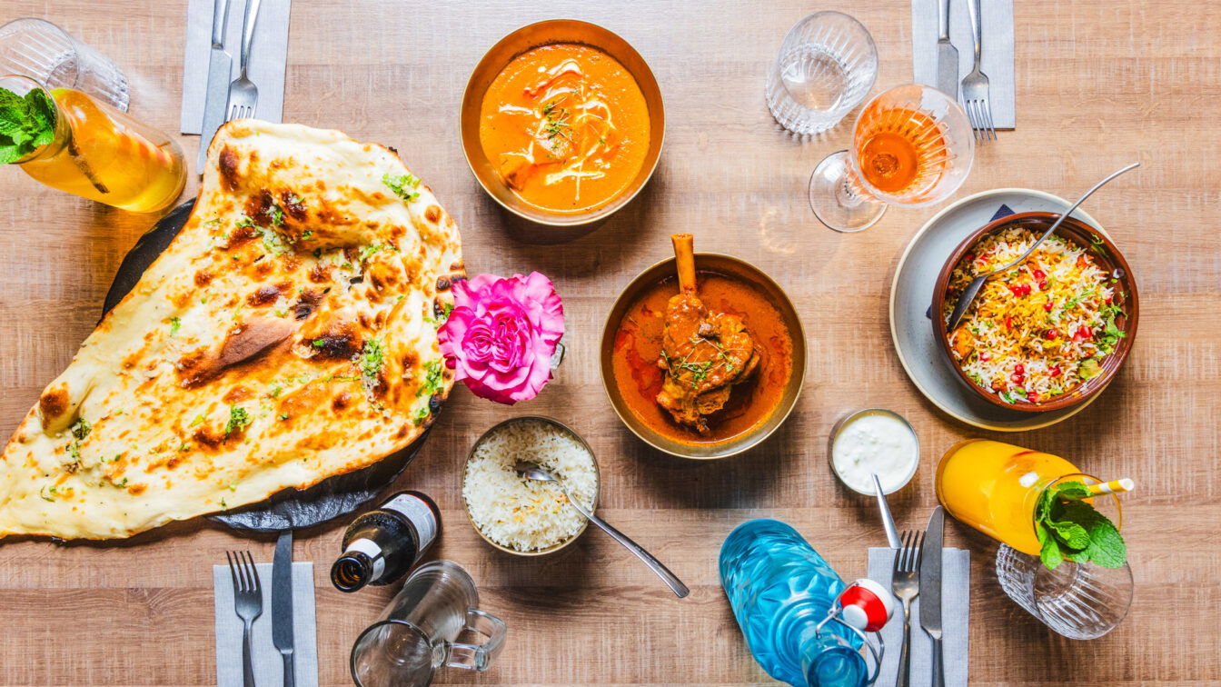 Tisch gedeckt mit indischer Fusionsküche im Restaurant In-Dish in Wien