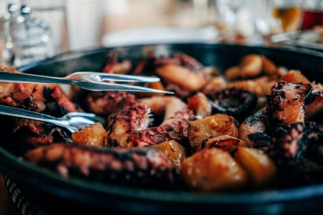 Ein Teller voll mit Grillspezialitäten aus dem Meer.