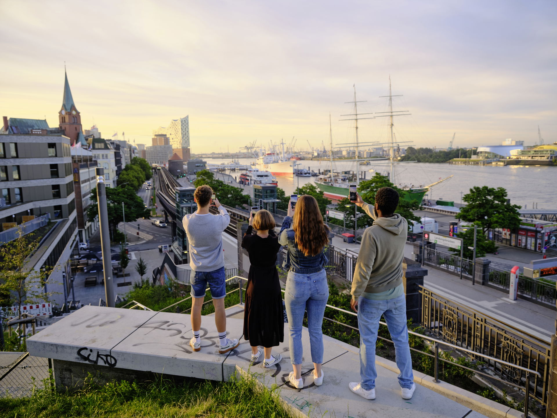 Touristen fotografieren Skyline von Hamburg