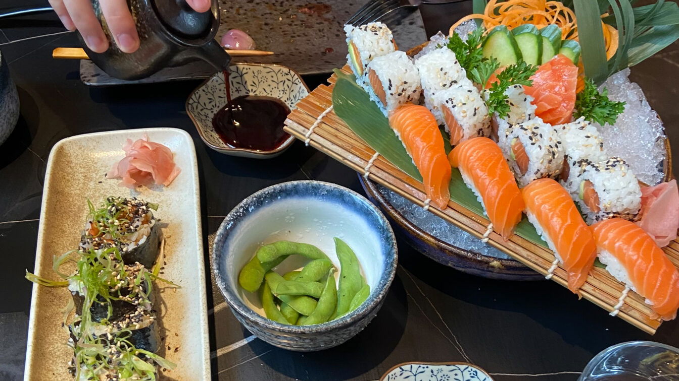 Ein bunt gedeckter Tisch in einem Sushi-Lokal, München.