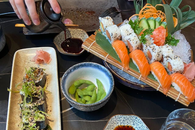 Ein bunt gedeckter Tisch in einem Sushi-Lokal, München.