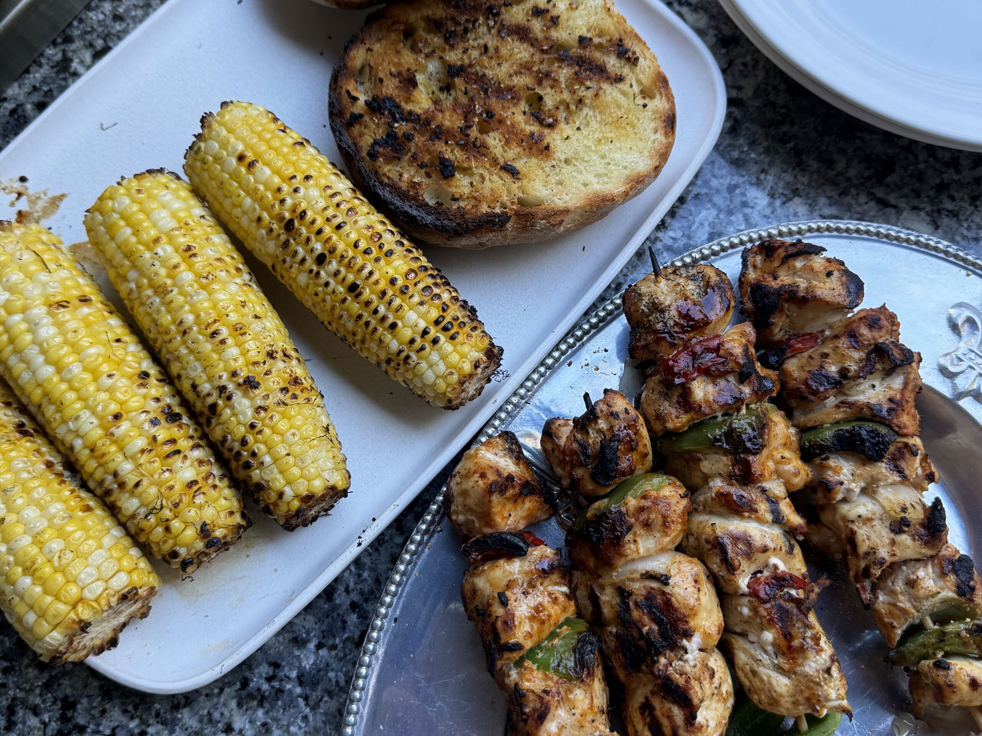 Grillspieße, Mais und Brot