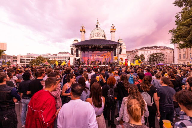 Menschen versammeln sich vor der Bühne des kostenlosen Festivals Popfest beim Karlsplatz in Wien