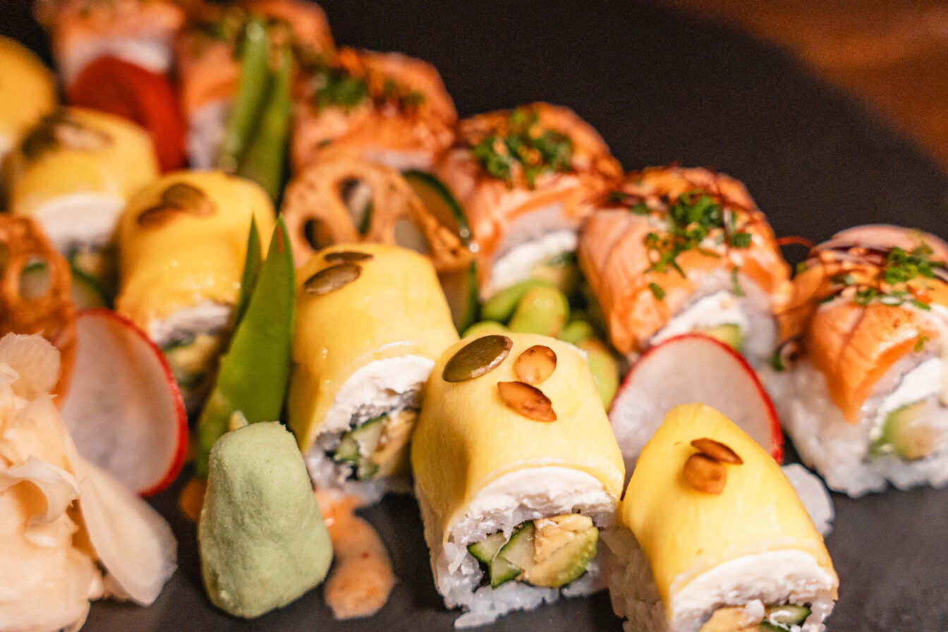 Eine bunt gemischte Sushiplatte in einem Lokal in München