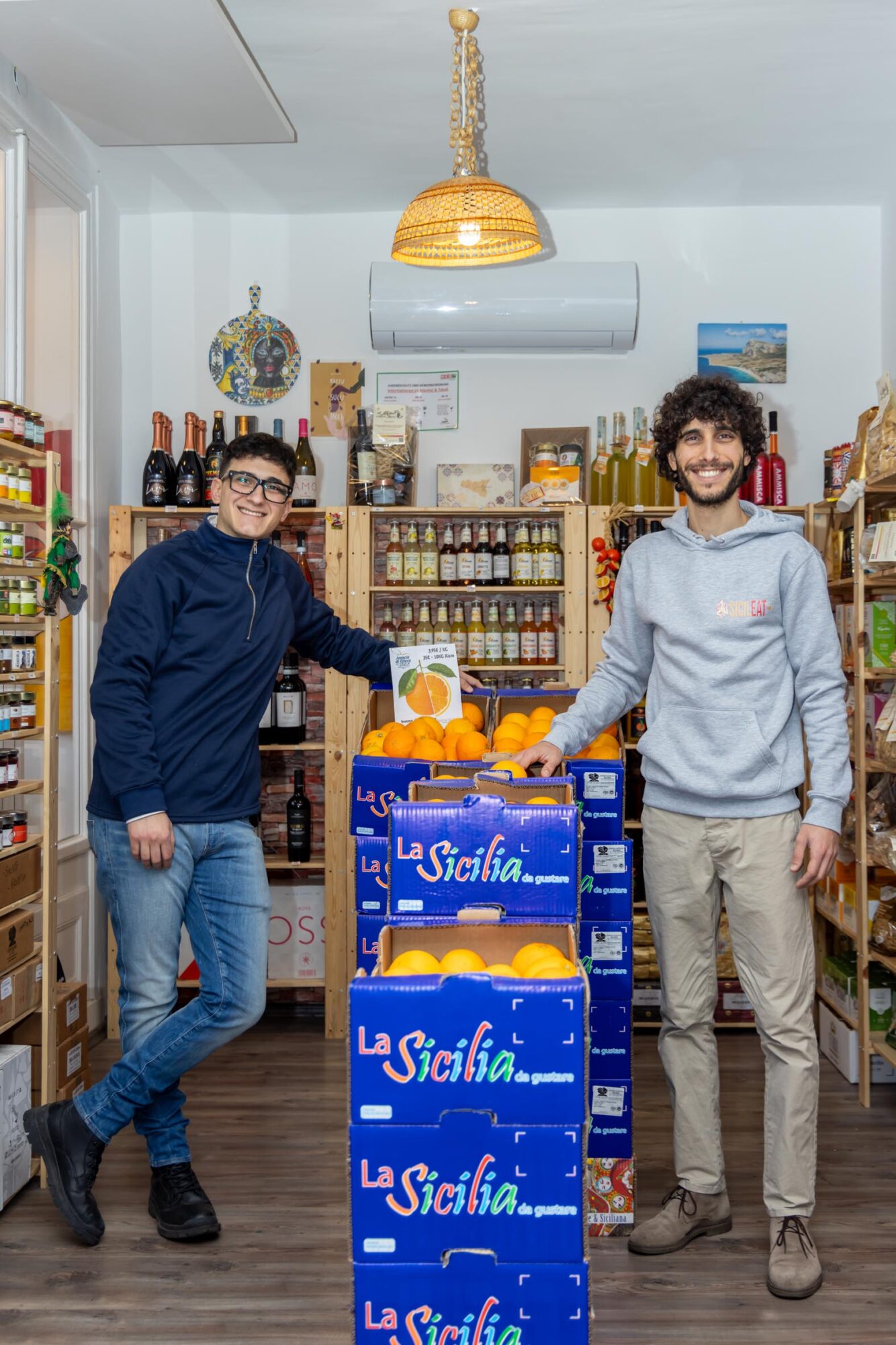 Marco und Roberto Marchese stehen in ihrem Geschäft SicilEat in Wien