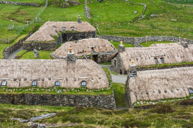 Kleine hütten aus Stroh in den Äußeren Hybriden in Schottland.