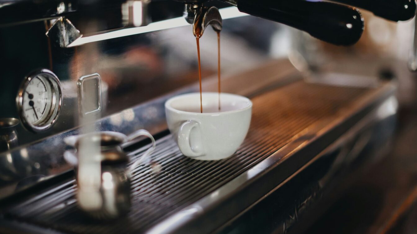 (c) Tabitha Turner | Unsplash Eine Tasse Espresso, die gerade in der Siebträgermaschine zubereitet wird.