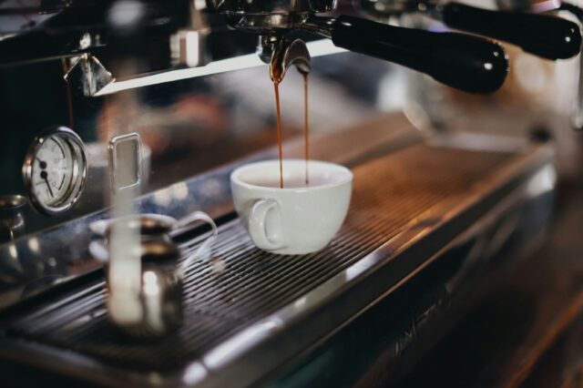 (c) Tabitha Turner | Unsplash Eine Tasse Espresso, die gerade in der Siebträgermaschine zubereitet wird.