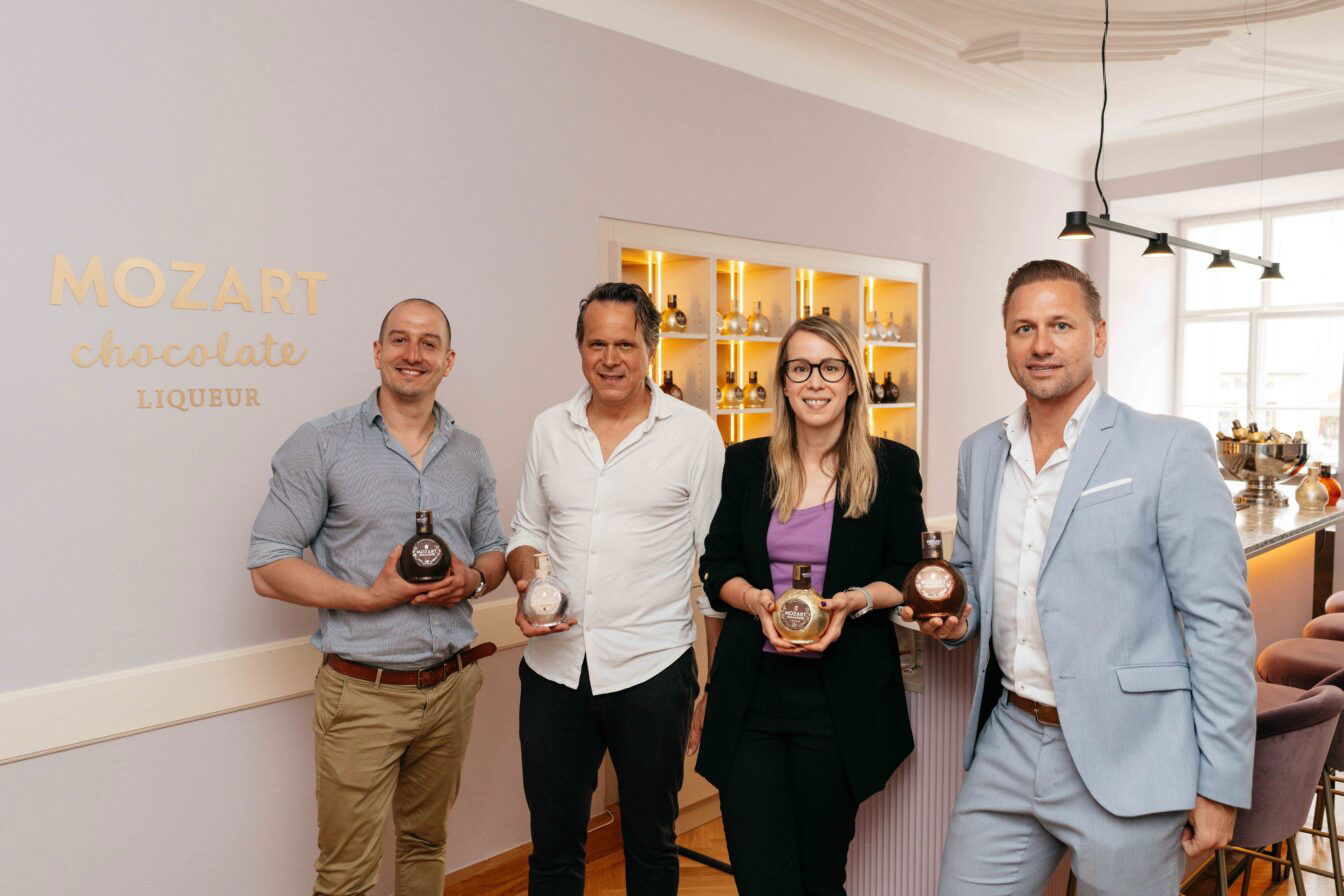 V.l.n.r.: Attila Szelhoffer, Oliver Berghaus, Carina Planeta und Florian Czink
(c) Mozart Chocolate Liqueur / Ralph Darabos