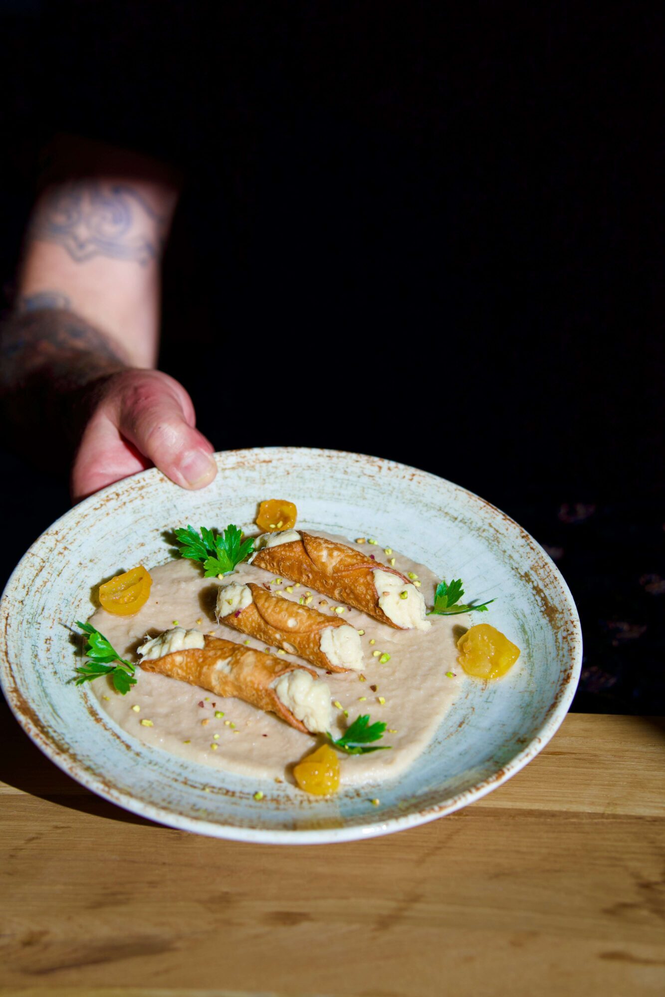 ein Teller mit Cannoli im Restaurant Il Rione in Wien