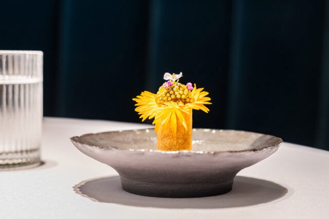 Ein Gericht aus dem 23-Gänge-Menü im neuen Restaurant von Haubenkoch Bernhard Zimmerl in Niederösterreich