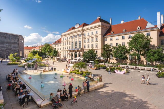 Haupthof im MuseumsQuartier: Eine Aktivität für Eltern mit Baby in Wien, 1070