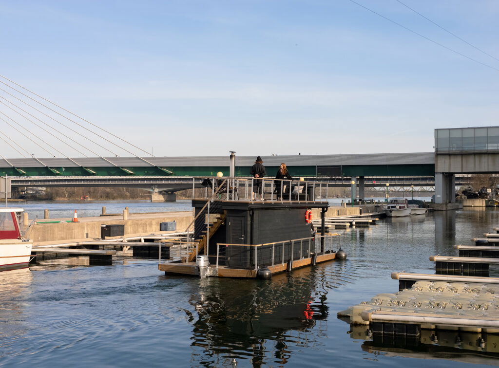 (c) Sauna Boat Wien eine schwimmende Sauna in Schwarz auf der Donau