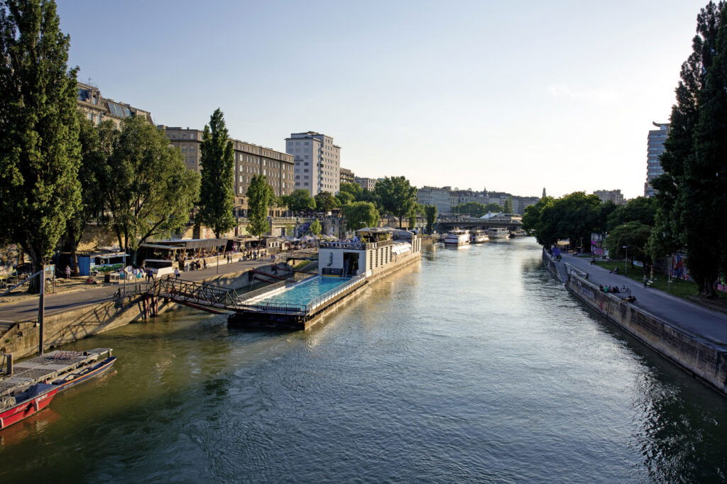 Blick auf das Badeschiff am Donaukanal in Wien im Sommer