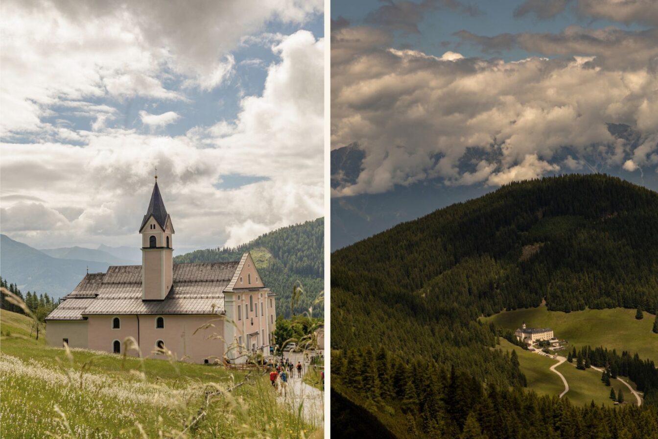 Zweigeteiltes Bild einer Alpenüberquerung: Links eine kleine Kirche mit spitzem Turm auf einer Almwiese vor Bergpanorama unter dramatischem Himmel, rechts Blick auf dieselbe Kirche eingebettet in eine grüne Waldlichtung, umgeben von bewaldeten Berghügeln und Wolken.