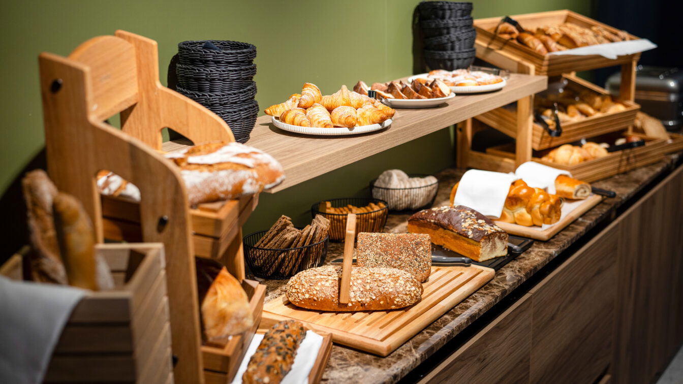 (c) ARCOTEL Hotels frisches Brot und Gebäck beim Sunday Brunch im Restaurant BARbara im Arcotel AQ in Wien