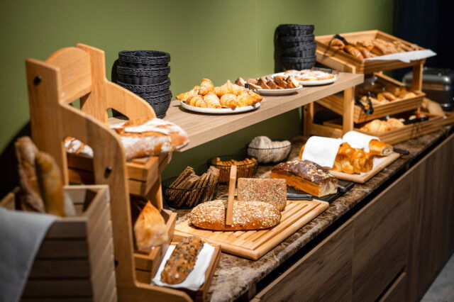 frisches Brot und Gebäck beim Sunday Brunch im Restaurant BARbara im Arcotel AQ in Wien