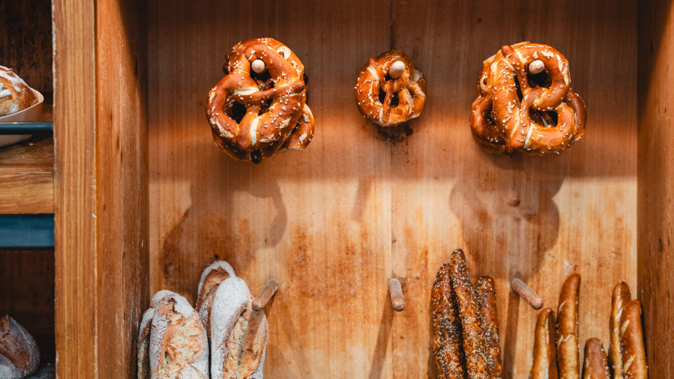 (c) Lilli Wermuth | 1000things Brezen und diverse Baguettes in einer hülzernen Auslage