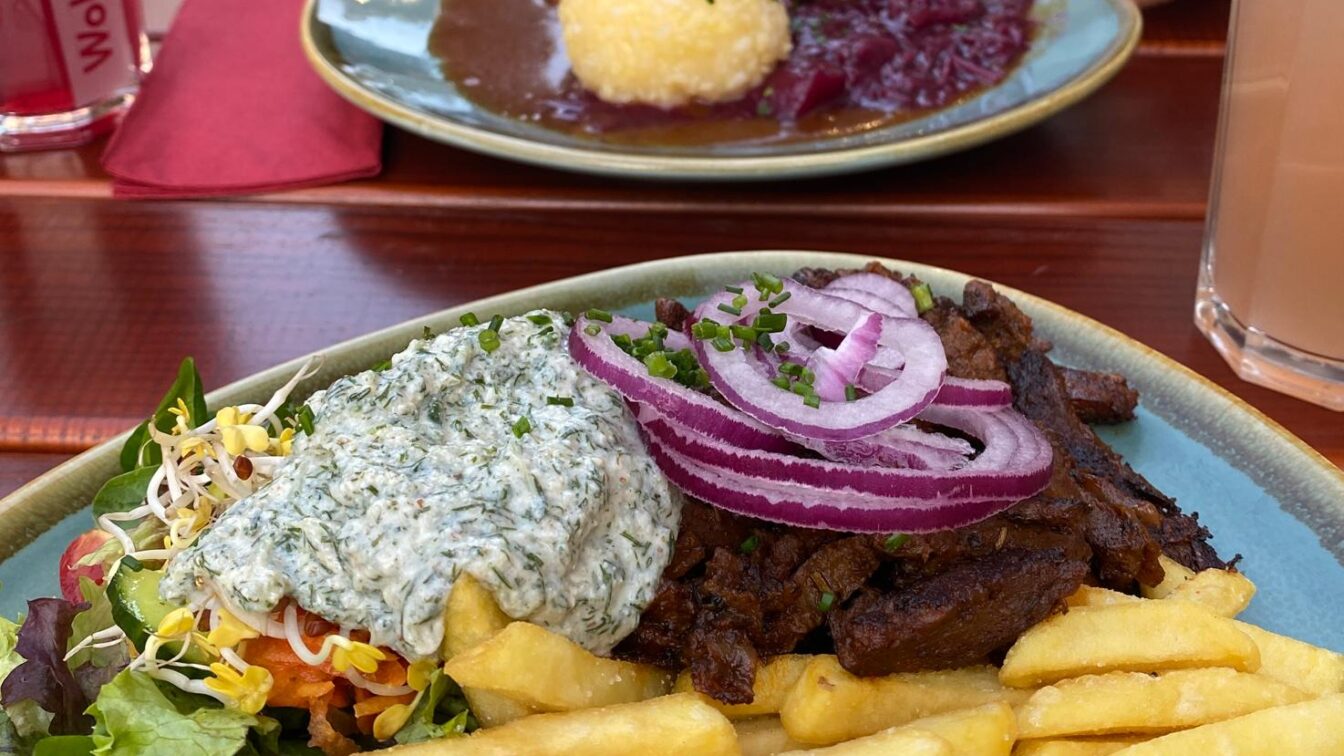 (c) Xenia Beitz Bunte Teller mit veganem Gyros, Pommes und Tzaziki.