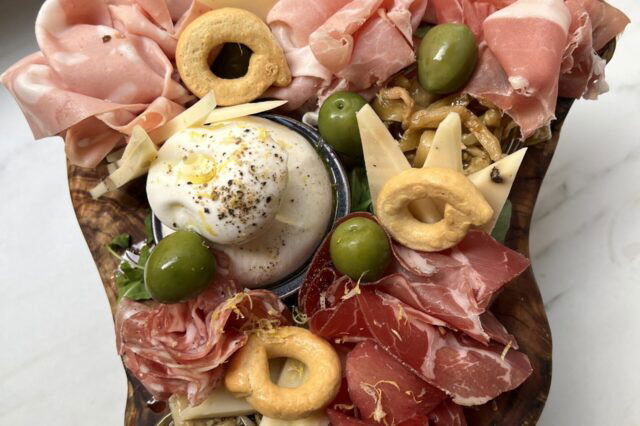 eine italienische Antipasti-Platte mit gemischten Zutaten vom Lokal Casolaro Bros in Wien