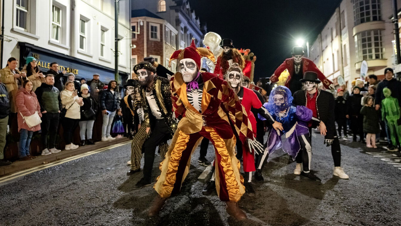 (c) Derry City and Strabane District Council Menschen in Halloween-Kostümen bei der Halloween-Parade in Derry-Londonderry in Irland.