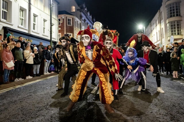 (c) Derry City and Strabane District Council Menschen in Halloween-Kostümen bei der Halloween-Parade in Derry-Londonderry in Irland.