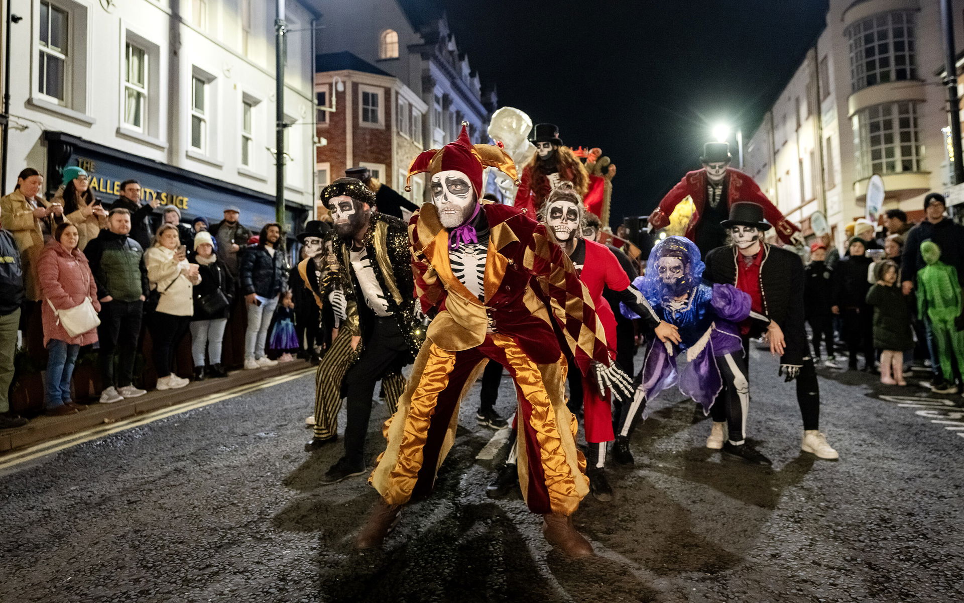 Menschen in Halloween-Kostümen bei der Halloween-Parade in Derry-Londonderry in Irland.