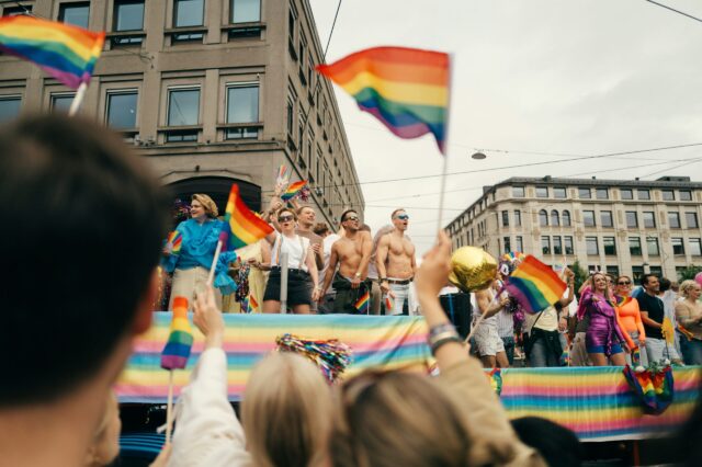 queere Parade mit vielen Menschen in einer Stadt