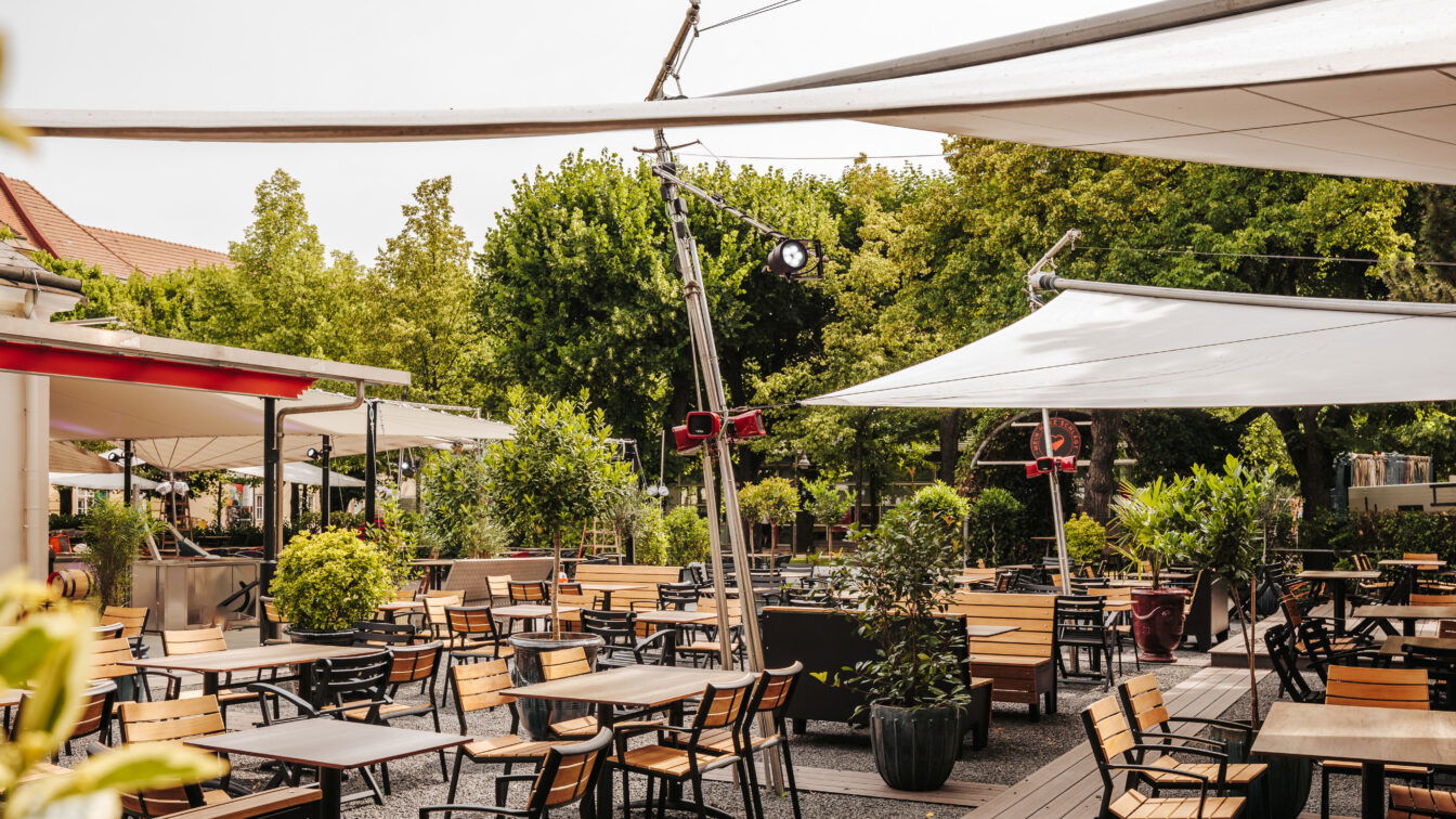 (c) Philipp Lipiarski Blick in den Gastgarten vom Restaurant Freiherz in Wien