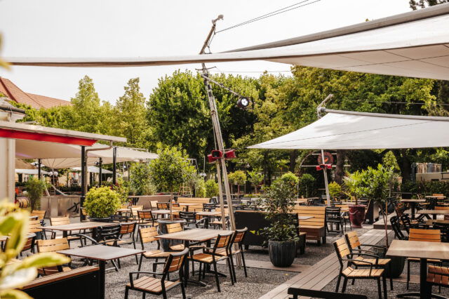 Blick in den Gastgarten vom Restaurant Freiherz in Wien