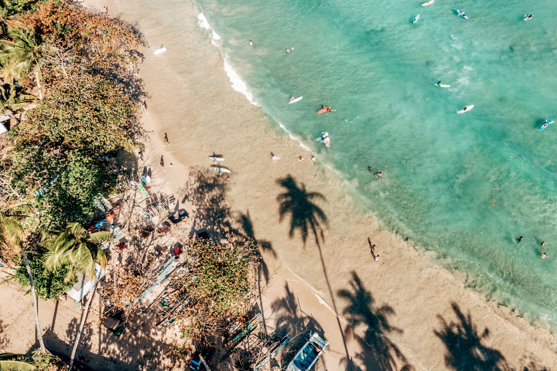Das Meer und der Strand auf Sri Lanka aus der Vogelperspektive.