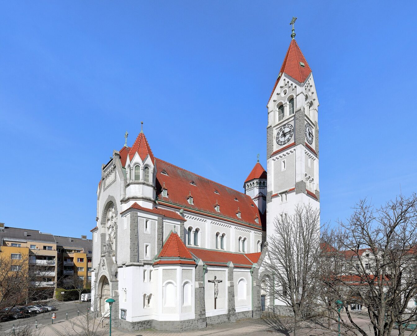 Sehenswürdigkeiten in Meidling: Südansicht der Rosenkranzkirche in Hetzendorf, 1120 Wien