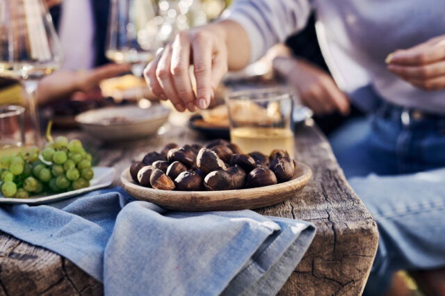 Ein gedekcter Tisch mit einem Teller Esskastanien