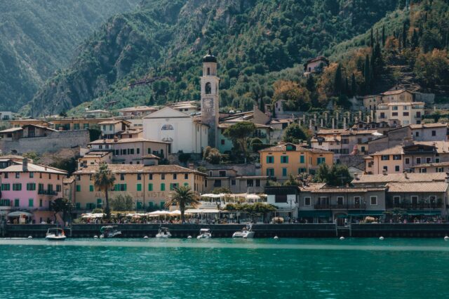 Eine Hafenstadt mit Kirchturm am Wasser.