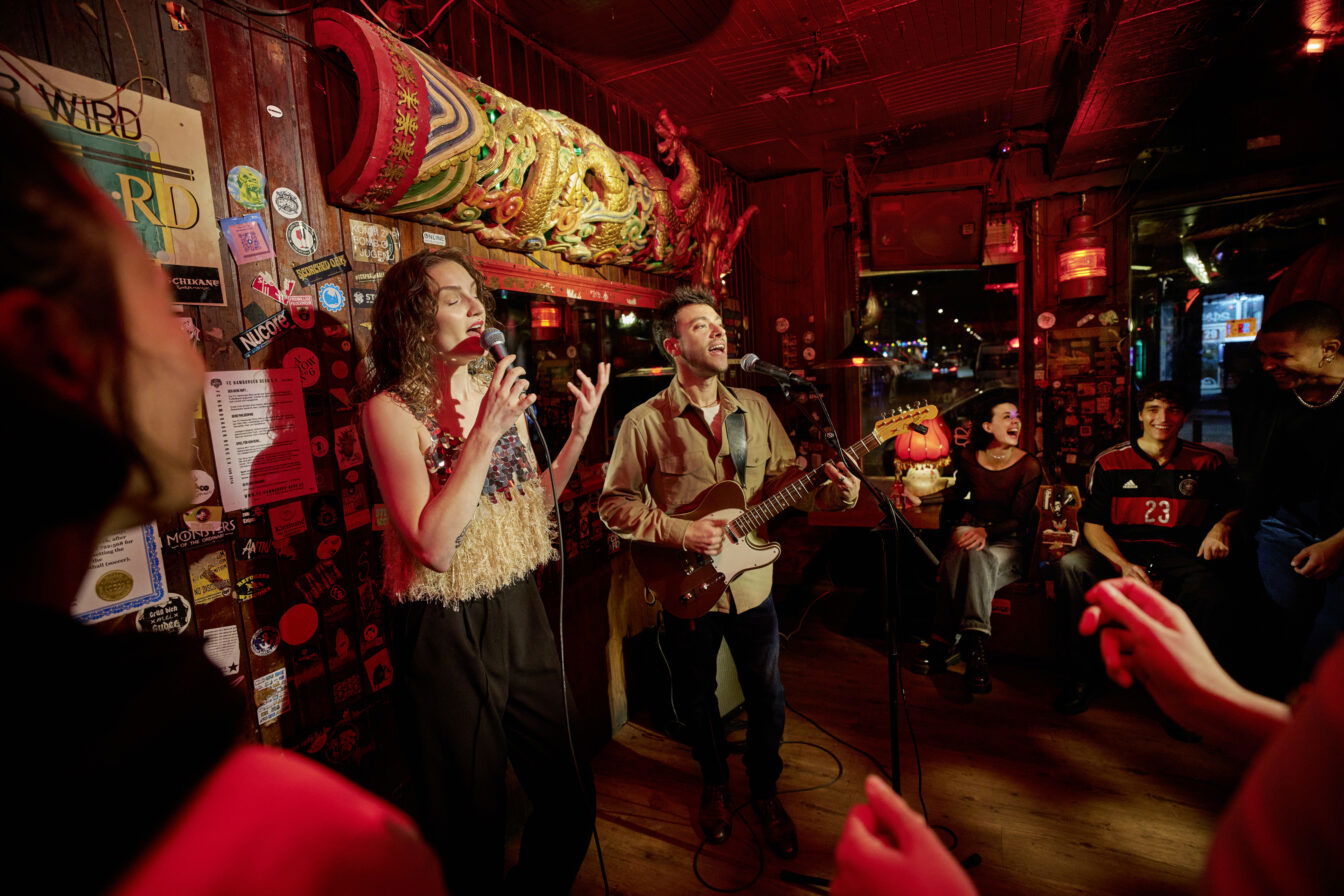 Live-Konzert in einer Bar mit Sängerin und Gitarristen