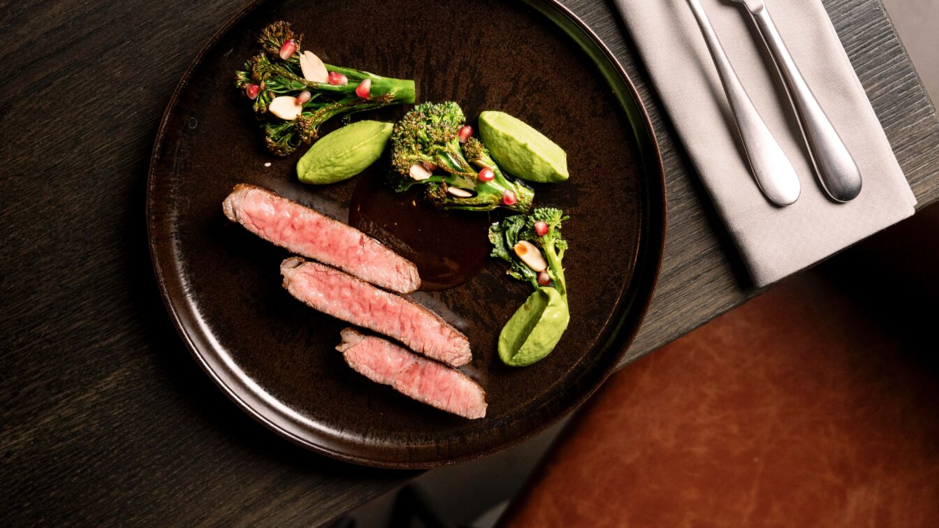 (c) OAK 107 Steak auf einem Teller im Oak 107 Restaurant in Wien