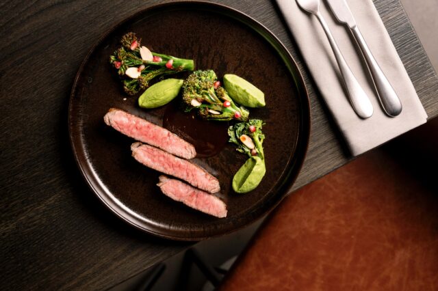 (c) OAK 107 Steak auf einem Teller im Oak 107 Restaurant in Wien