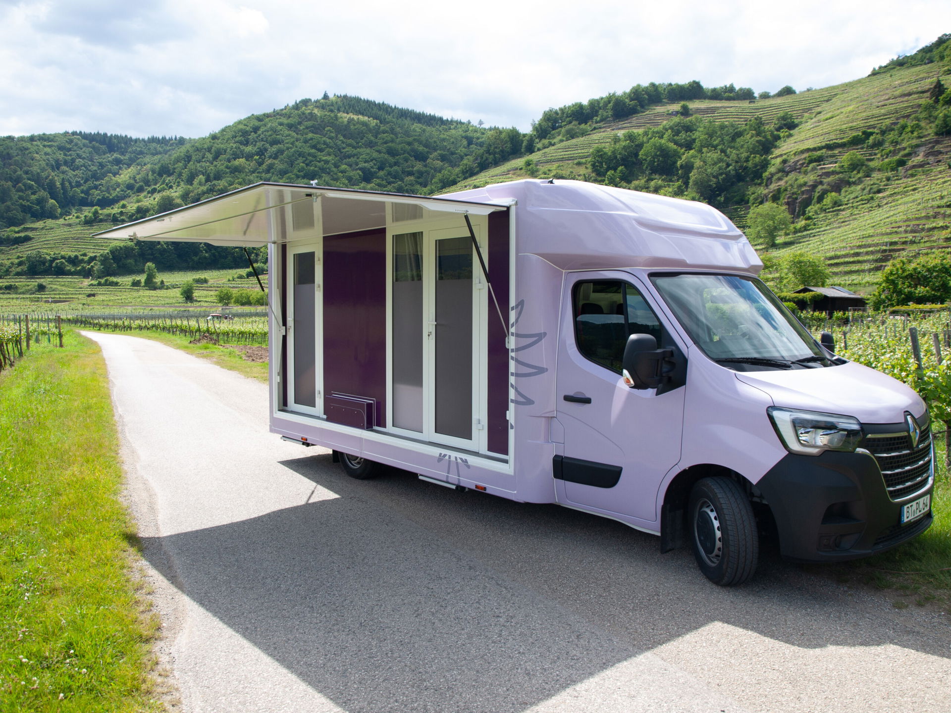 Ein umgebautes Auto in ein fahrendes Gesundheitszentrum für Check-ups steht auf einer Landstraße (c) ÖGGK Health Mobil