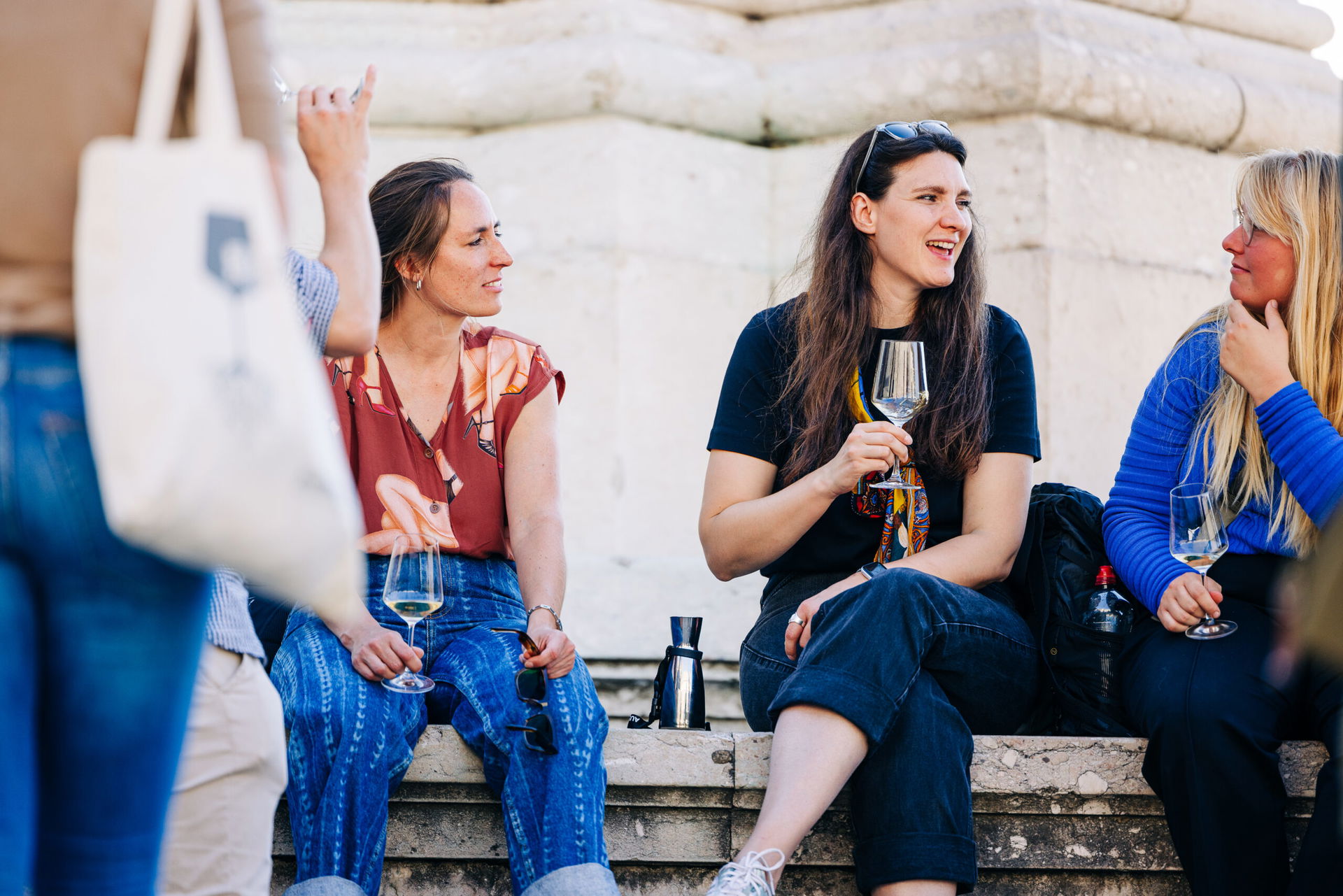 Frauen trinken gemeinsam Wein und reden (c) ÖWM | Manu Grafenauer