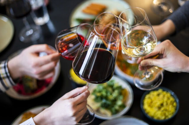 Menschen stoßen mit Weingläsern an (c) ÖWM | www.pov.at