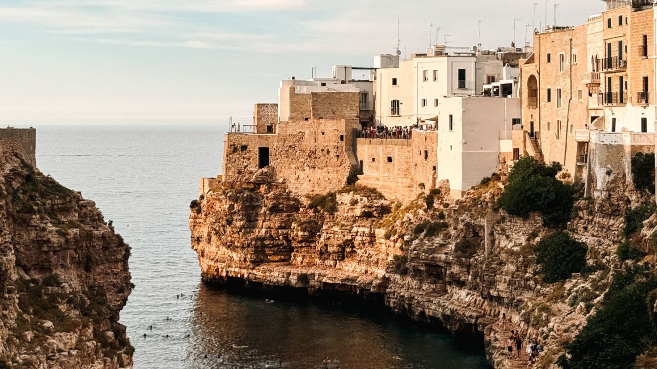 (c) Julia Riedesser | 1000things Blick auf Polignano a Mare
