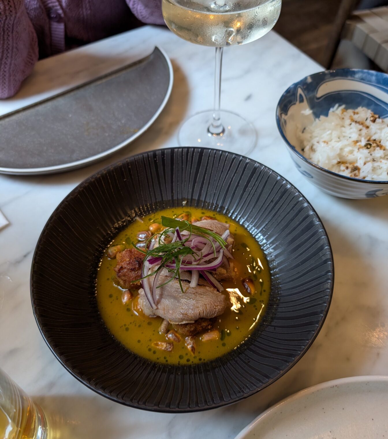 ein Fleischgericht steht am Tisch im Restaurant Artig im 8. Bezirk in Wien