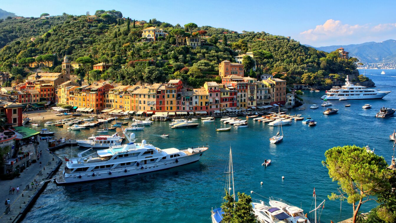 (c) Ricardo Gomez | Unsplash Bucht von Portofino mit Booten und bunten Häusern an der Küste