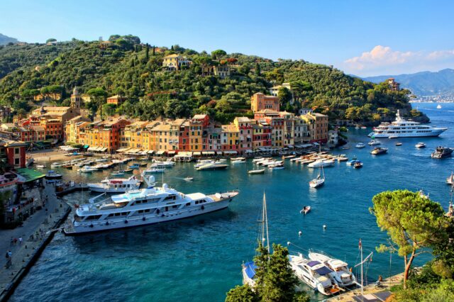 (c) Ricardo Gomez | Unsplash Bucht von Portofino mit Booten und bunten Häusern an der Küste