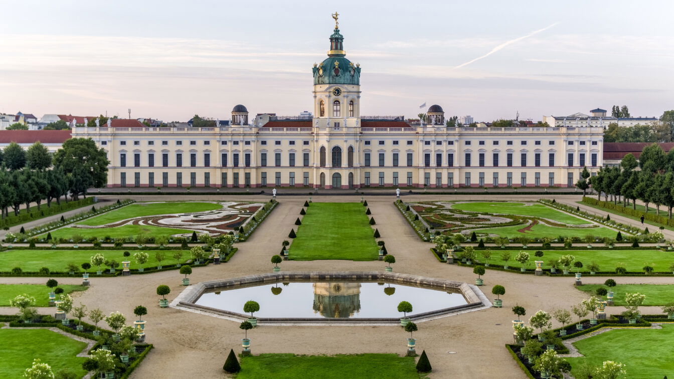 Schlossgarten Charlottenburg © SPSG / Reinhardt und Sommer Blick auf ein Schloss mit Fontainenbassin und das Parterre zum Schloss
