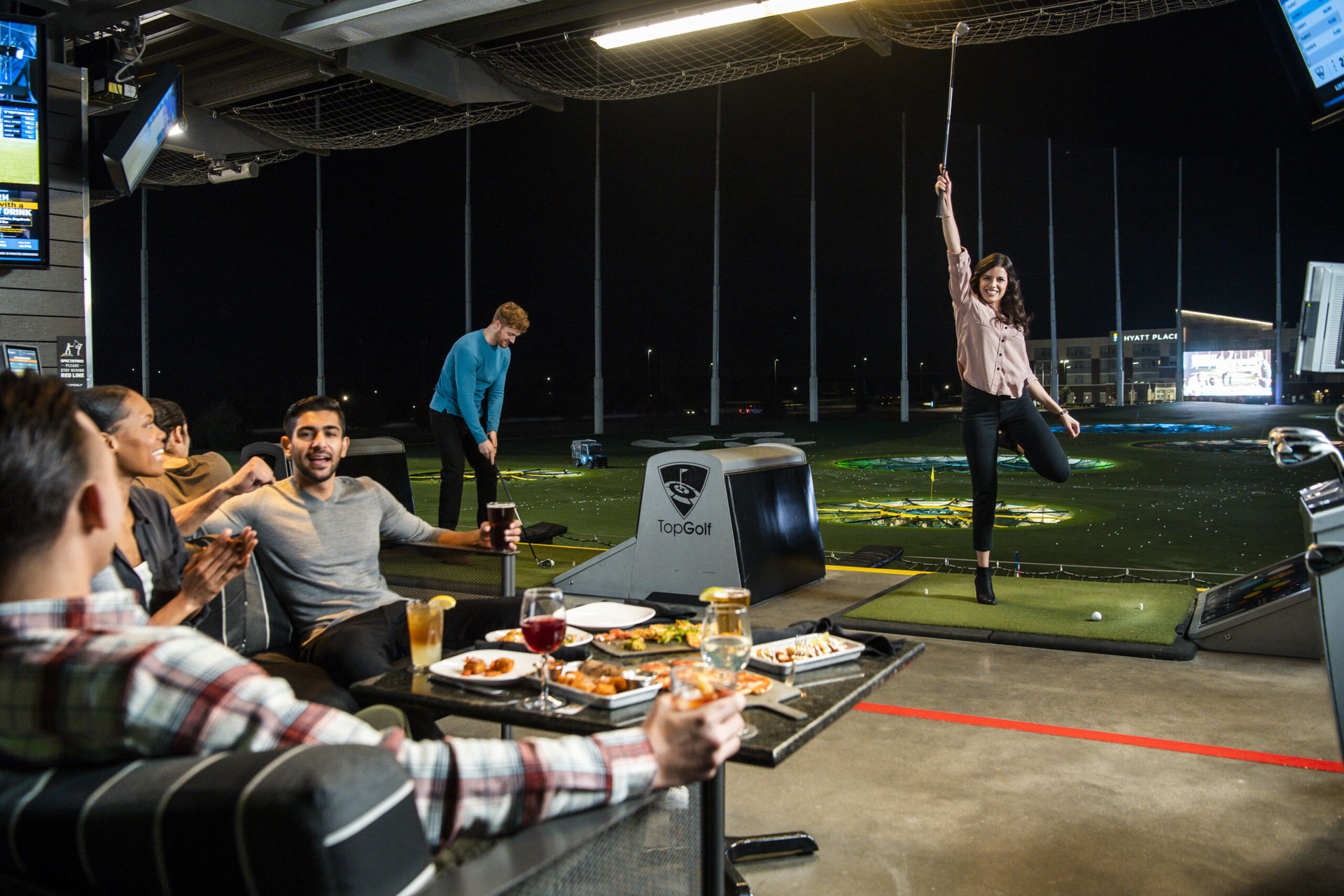 Eine Freundesgruppe feiert bei Topgolf Wien