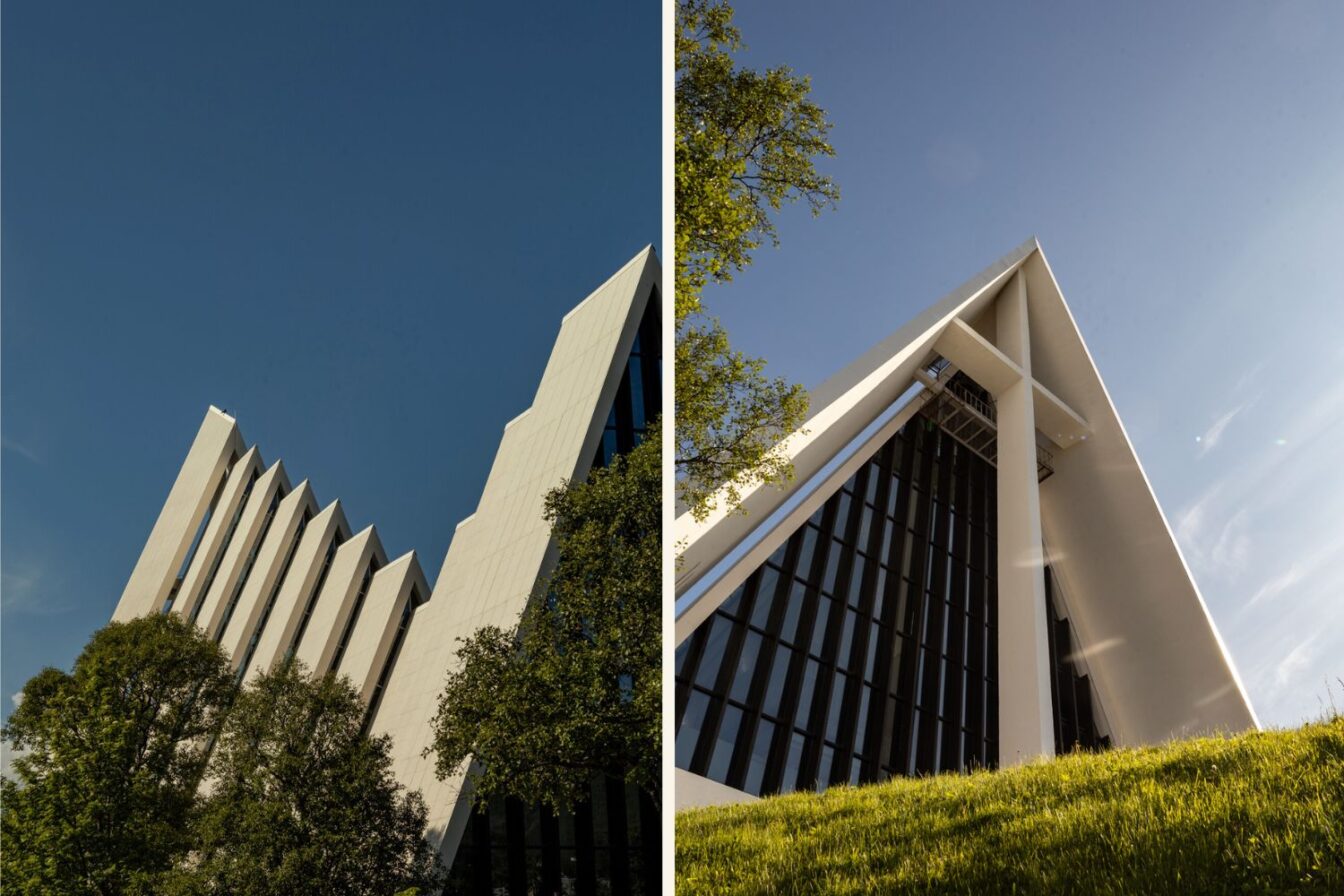 Zwei Perspektiven der markanten Eismeerkathedrale in Tromsø. Links: Die spitz zulaufende Dachstruktur aus Beton hebt sich im Kontrast zum blauen Himmel ab, teilweise von Bäumen eingerahmt. Rechts: Frontansicht der Kathedrale mit dreieckiger Glasfassade und schrägen weißen Betonwänden, davor eine grüne Wiese.